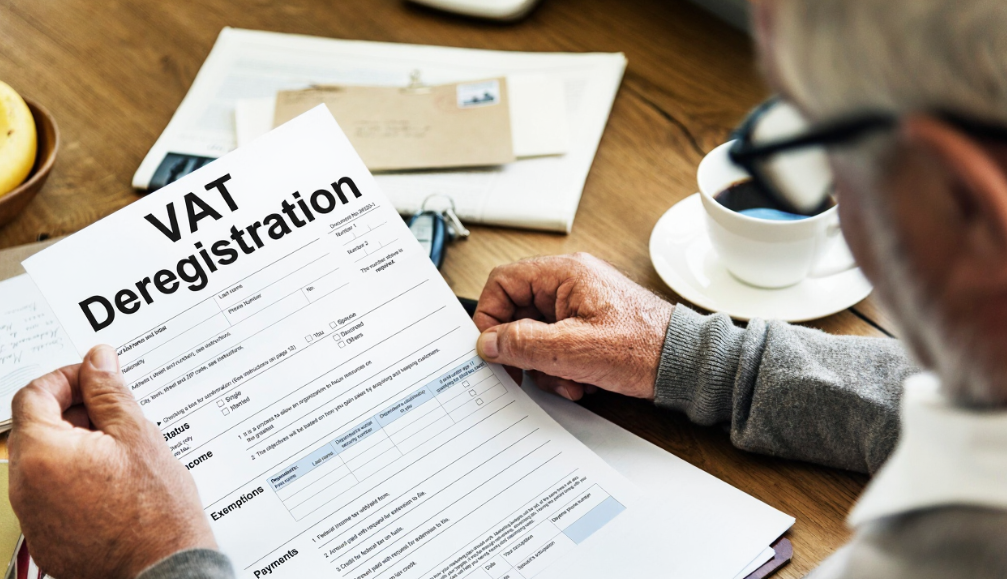 Business owner completing VAT de-registration process in UAE on FTA portal